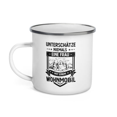 Unterschatze Niemals Eine Frau Mit Einem Wohnmobil - Emaille Tasse camping