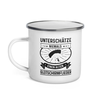 Unterschatze Niemals Einen Alten Gleitschirmflieger - Emaille Tasse berge