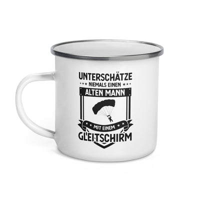 Unterschatze Niemals Einen Alten Mann Mit Einem Gleitschirm - Emaille Tasse berge