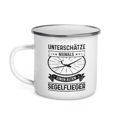 Unterschatze Niemals Einen Alten Segelflieger - Emaille Tasse berge