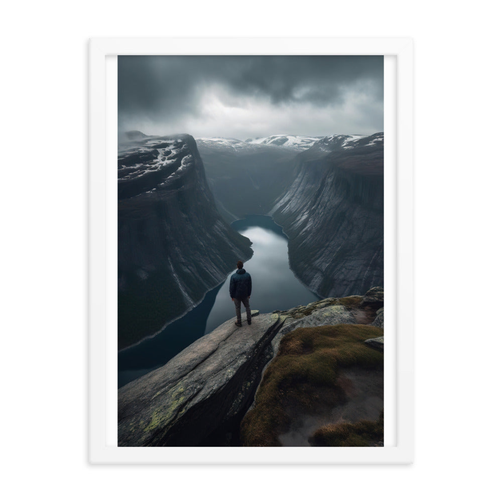 Mann auf Bergklippe - Norwegen - Premium Poster mit Rahmen berge xxx 45.7 x 61 cm