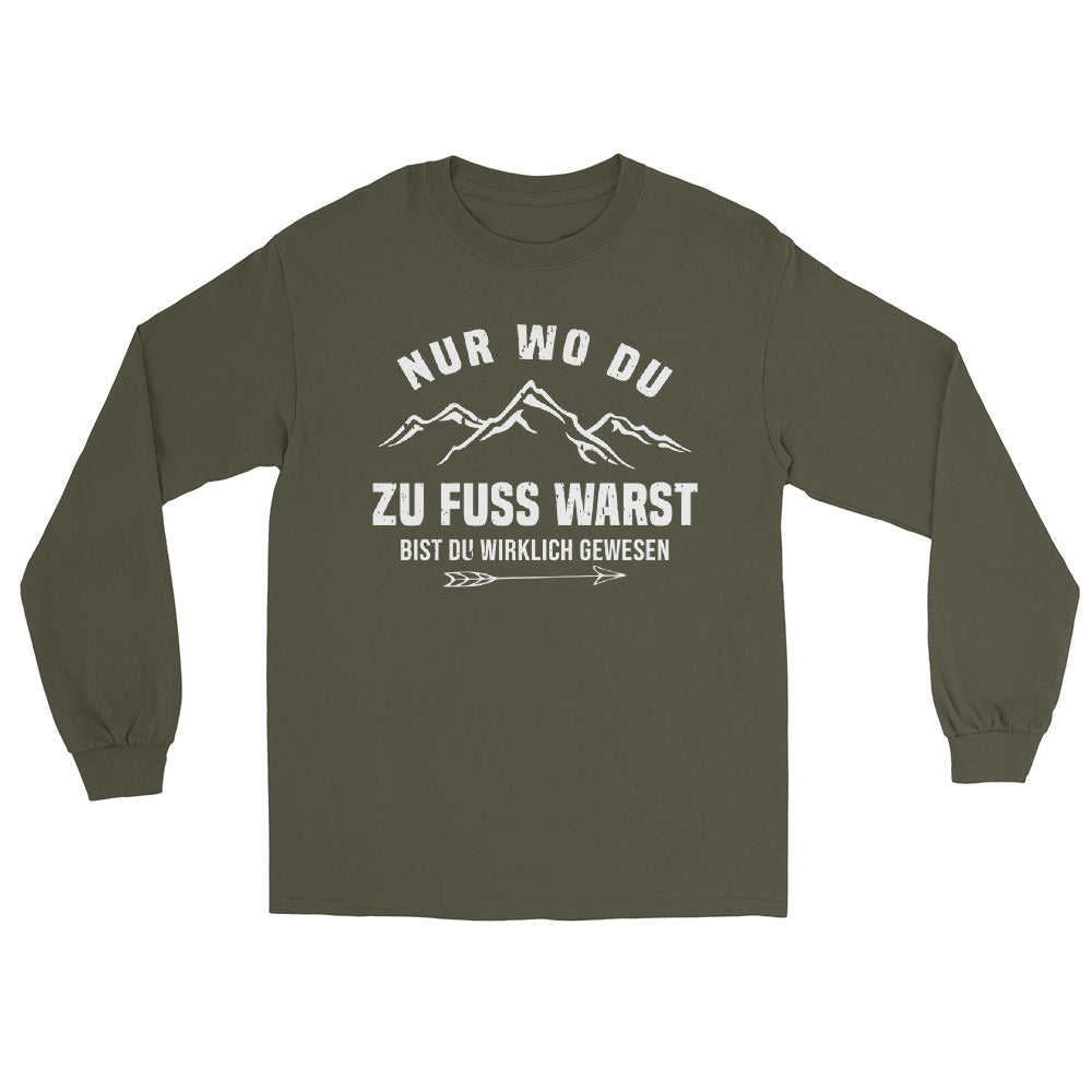 Nur wo du zu Fuß warst bist du wirklich gewesen - Berge und Pfeil - Cooler Spruch - Herren Longsleeve berge wandern Military Green