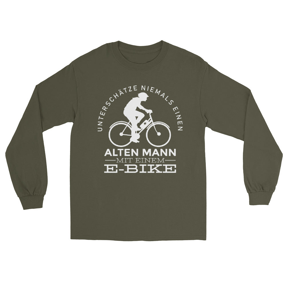 Alter Mann mit einem E-Bike - Herren Longsleeve e-bike Military Green