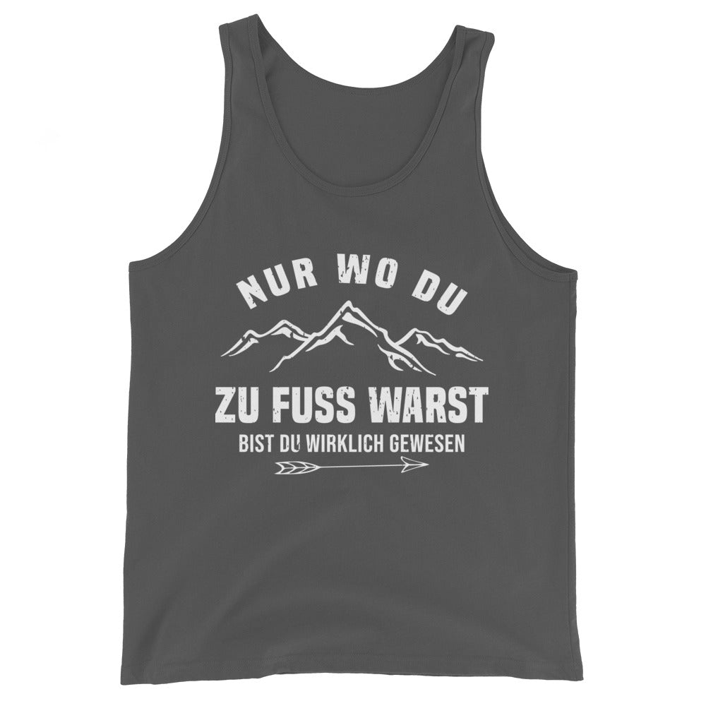 Nur wo du zu Fuß warst bist du wirklich gewesen - Berge und Pfeil - Cooler Spruch - Herren Tanktop berge wandern Asphalt