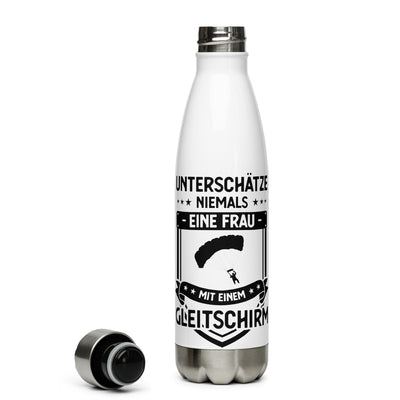 Unterschatze Niemals Eine Frau Mit Einem Gleitschirm - Edelstahl Trinkflasche berge Default Title