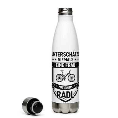 Unterschatze Niemals Eine Frau Mit Einem Radl - Edelstahl Trinkflasche fahrrad Default Title