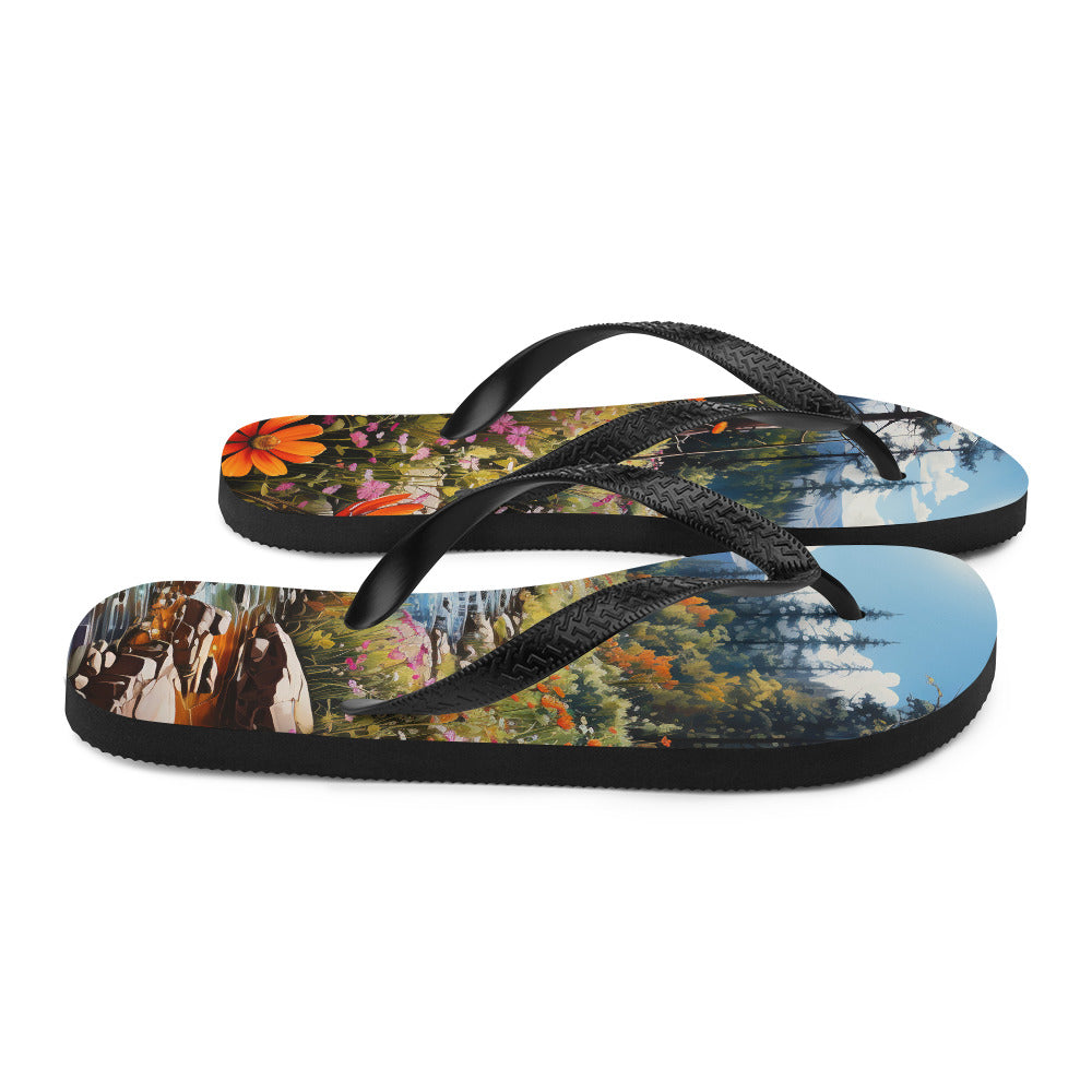 Berge, schöne Blumen und Bach im Wald - Flip Flops berge xxx