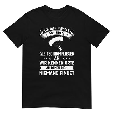 Leg Dich Niemals Mit Einem Gleitschirmflieger An Wir Kennen Orte An Denen Dich Niemand Findet - Unisex Basic Softstyle T-Shirt | berge xxx yyy zzz Black