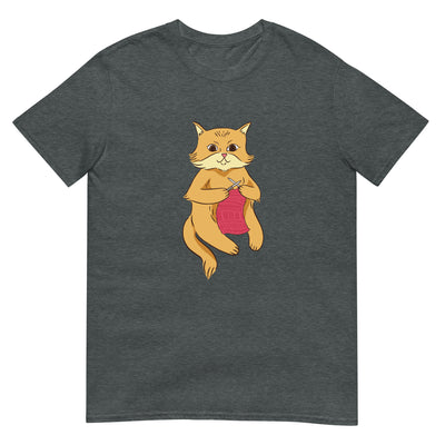 Katze konzentriert sich auf das Stricken eines rosa Pullovers - Herren T-Shirt Other_Niches xxx yyy zzz Dark Heather