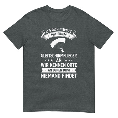 Leg Dich Niemals Mit Einem Gleitschirmflieger An Wir Kennen Orte An Denen Dich Niemand Findet - Unisex Basic Softstyle T-Shirt | berge xxx yyy zzz Dark Heather