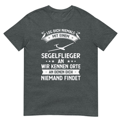 Leg Dich Niemals Mit Einem Segelflieger An Wir Kennen Orte An Denen Dich Niemand Findet - Unisex Basic Softstyle T-Shirt | Gildan berge xxx yyy zzz Dark Heather