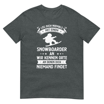 Leg Dich Niemals Mit Einem Snowboarder An Wir Kennen Orte An Denen Dich Niemand Findet - Unisex Basic Softstyle T-Shirt | Gildan snowboarden xxx yyy zzz Dark Heather