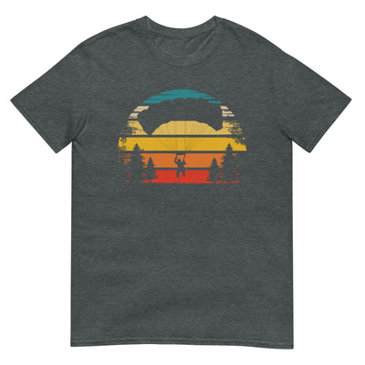 Retro Sonne und Paragleiten - T-Shirt (Unisex) berge xxx yyy zzz Dark Heather