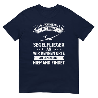 Leg Dich Niemals Mit Einem Segelflieger An Wir Kennen Orte An Denen Dich Niemand Findet - Unisex Basic Softstyle T-Shirt | Gildan berge xxx yyy zzz Navy