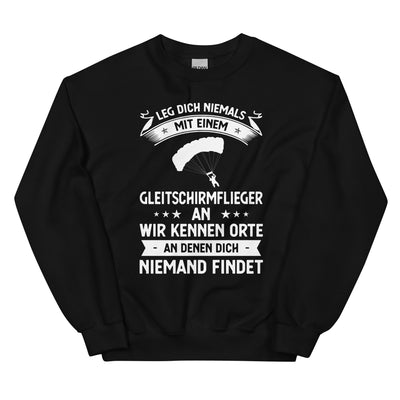 Leg Dich Niemals Mit Einem Gleitschirmflieger An Wir Kennen Orte An Denen Dich Niemand Findet - Unisex Crew Neck Sweatshirt | Gildan berge xxx yyy zzz Black