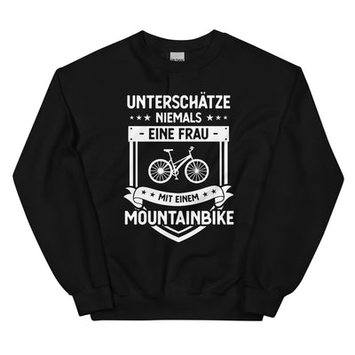 Unterschatze Niemals Eine Frau Mit Einem Mountainbike - - Sweatshirt (Unisex) fahrrad xxx yyy zzz Black