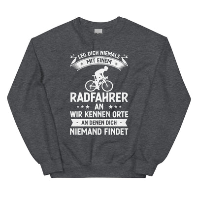 Leg Dich Niemals Mit Einem Radfahrer An Wir Kennen Orte An Denen Dich Niemand Findet - Sweatshirt (Unisex) fahrrad xxx yyy zzz Dark Heather