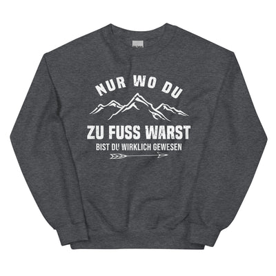 Nur wo du zu Fuß warst bist du wirklich gewesen - Berge und Pfeil - Cooler Spruch - Sweatshirt (Unisex) berge wandern xxx yyy zzz Dark Heather