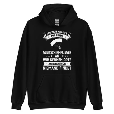 Leg Dich Niemals Mit Einem Gleitschirmflieger An Wir Kennen Orte An Denen Dich Niemand Findet - Unisex Heavy Blend Hoodie | Gildan berge xxx yyy zzz Black