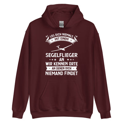 Leg Dich Niemals Mit Einem Segelflieger An Wir Kennen Orte An Denen Dich Niemand Findet - Unisex Hoodie berge xxx yyy zzz Maroon