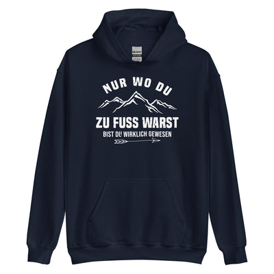 Nur wo du zu Fuß warst bist du wirklich gewesen - Berge und Pfeil - Cooler Spruch - Unisex Hoodie berge wandern Navy