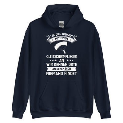 Leg Dich Niemals Mit Einem Gleitschirmflieger An Wir Kennen Orte An Denen Dich Niemand Findet - Unisex Heavy Blend Hoodie | Gildan berge xxx yyy zzz Navy