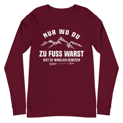 Nur wo du zu Fuß warst bist du wirklich gewesen - Berge und Pfeil - Cooler Spruch - Longsleeve (Unisex) berge wandern Maroon