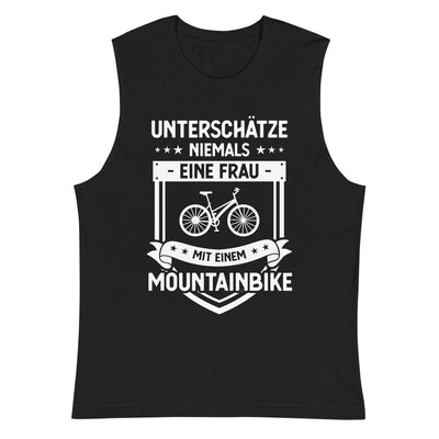 Unterschatze Niemals Eine Frau Mit Einem Mountainbike - - Unisex Muscle Shirt | Bella + Canvas 3483 fahrrad xxx yyy zzz 2XL