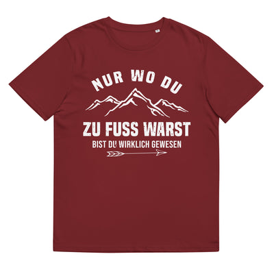 Nur wo du zu Fuß warst bist du wirklich gewesen - Berge und Pfeil - Cooler Spruch - Herren Premium Organic T-Shirt berge wandern Weinrot