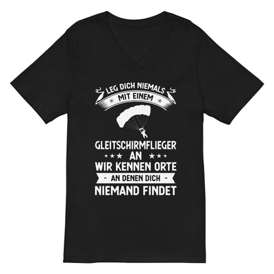 Leg Dich Niemals Mit Einem Gleitschirmflieger An Wir Kennen Orte An Denen Dich Niemand Findet - Unisex V-Neck Tee | Bella + Canvas berge xxx yyy zzz 2XL