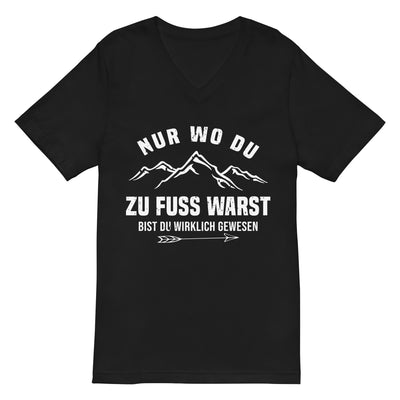 Nur wo du zu Fuß warst bist du wirklich gewesen - Berge und Pfeil - Cooler Spruch - Herren V-Neck Shirt berge wandern xxx yyy zzz 2XL