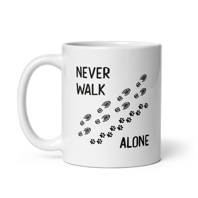 Never Walk Alone - Tasse wandern 11oz