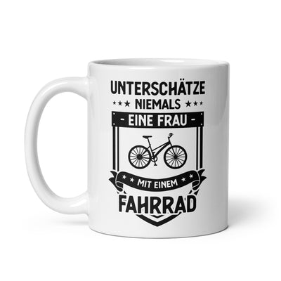 Unterschatze Niemals Eine Frau Mit Einem Fahrrad - Tasse fahrrad 11oz