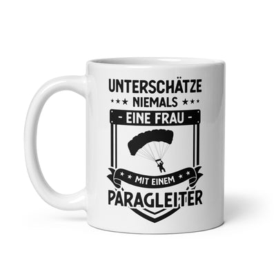 Unterschatze Niemals Eine Frau Mit Einem Paragleiter - Tasse berge 11oz