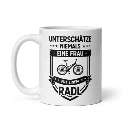 Unterschatze Niemals Eine Frau Mit Einem Radl - Tasse fahrrad 11oz