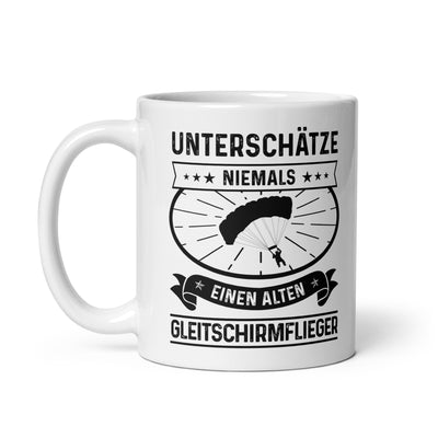 Unterschatze Niemals Einen Alten Gleitschirmflieger - Tasse berge 11oz