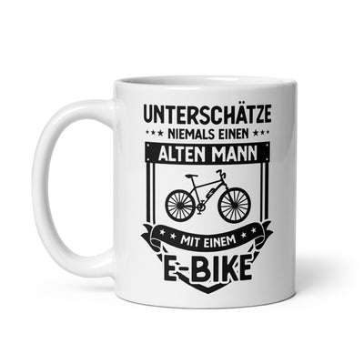 Unterschatze Niemals Einen Alten Mann Mit Einem E-Bike - Tasse e-bike 11oz