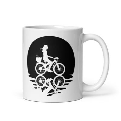 Circle And Reflection - Female Cycling - Tasse fahrrad