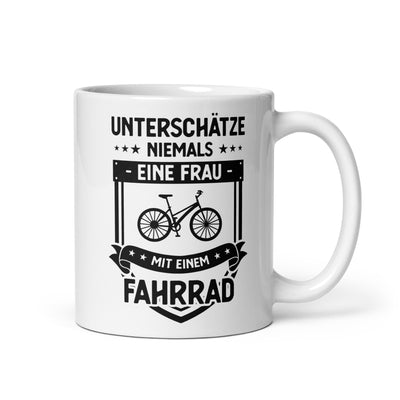 Unterschatze Niemals Eine Frau Mit Einem Fahrrad - Tasse fahrrad