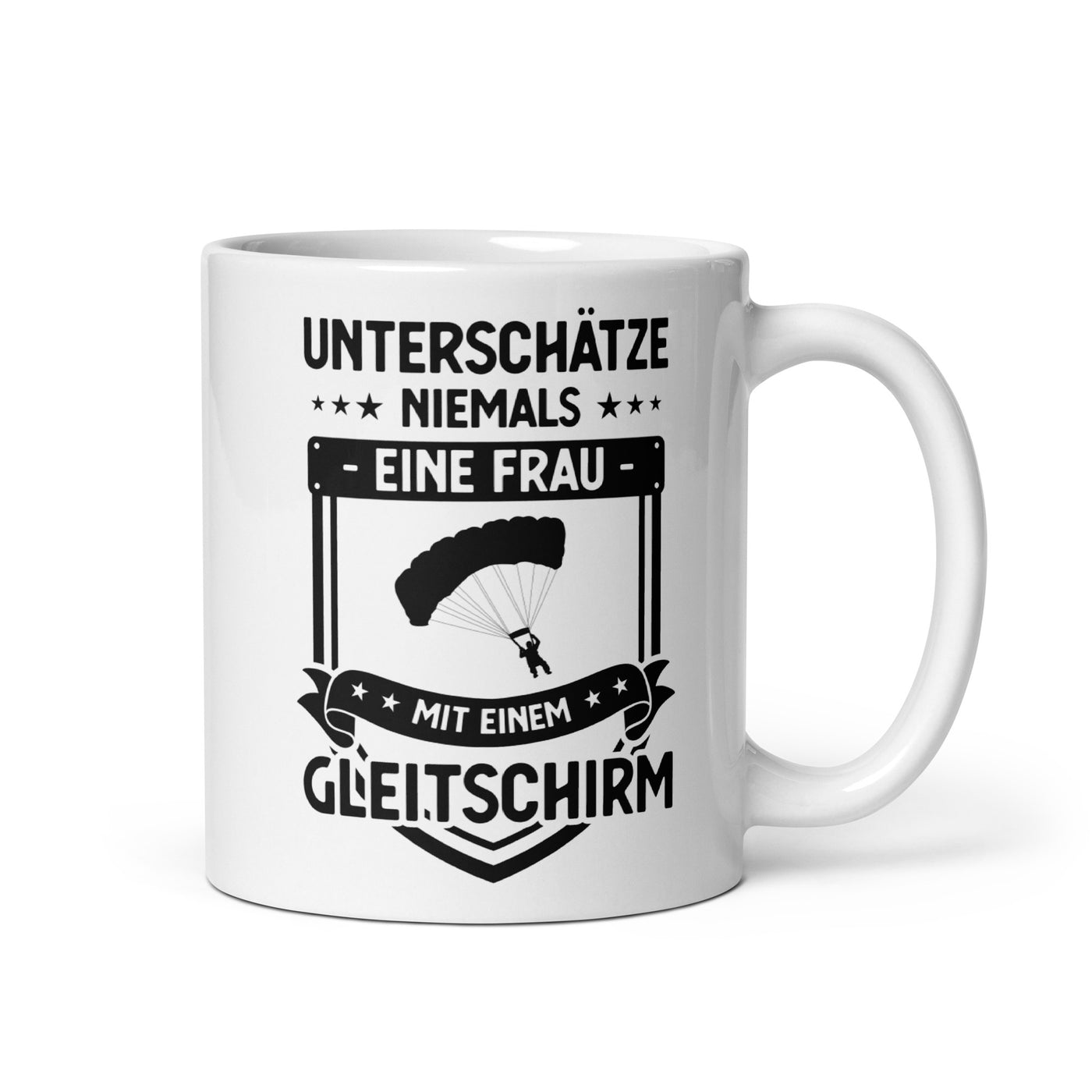 Unterschatze Niemals Eine Frau Mit Einem Gleitschirm - Tasse berge