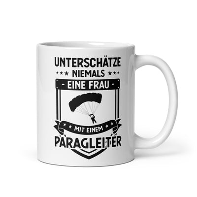 Unterschatze Niemals Eine Frau Mit Einem Paragleiter - Tasse berge