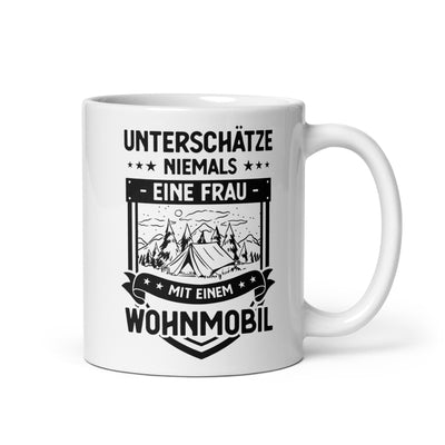 Unterschatze Niemals Eine Frau Mit Einem Wohnmobil - Tasse camping