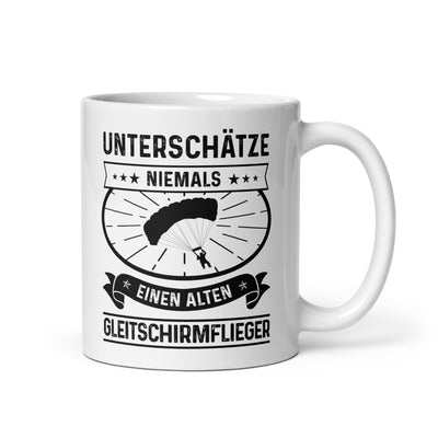 Unterschatze Niemals Einen Alten Gleitschirmflieger - Tasse berge