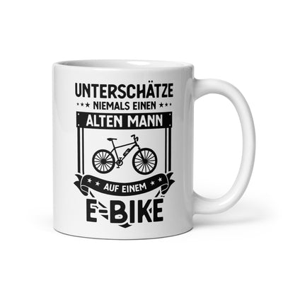 Unterschatze Niemals Einen Alten Mann Auf Einem E-Bike - Tasse e-bike