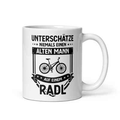 Unterschatze Niemals Einen Alten Mann Auf Einem Radl - Tasse fahrrad