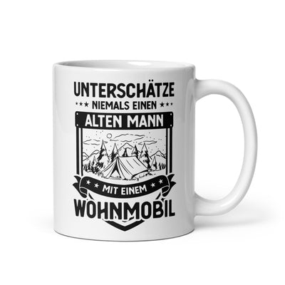 Unterschatze Niemals Einen Alten Mann Mit Einem Wohnmobil - Tasse camping