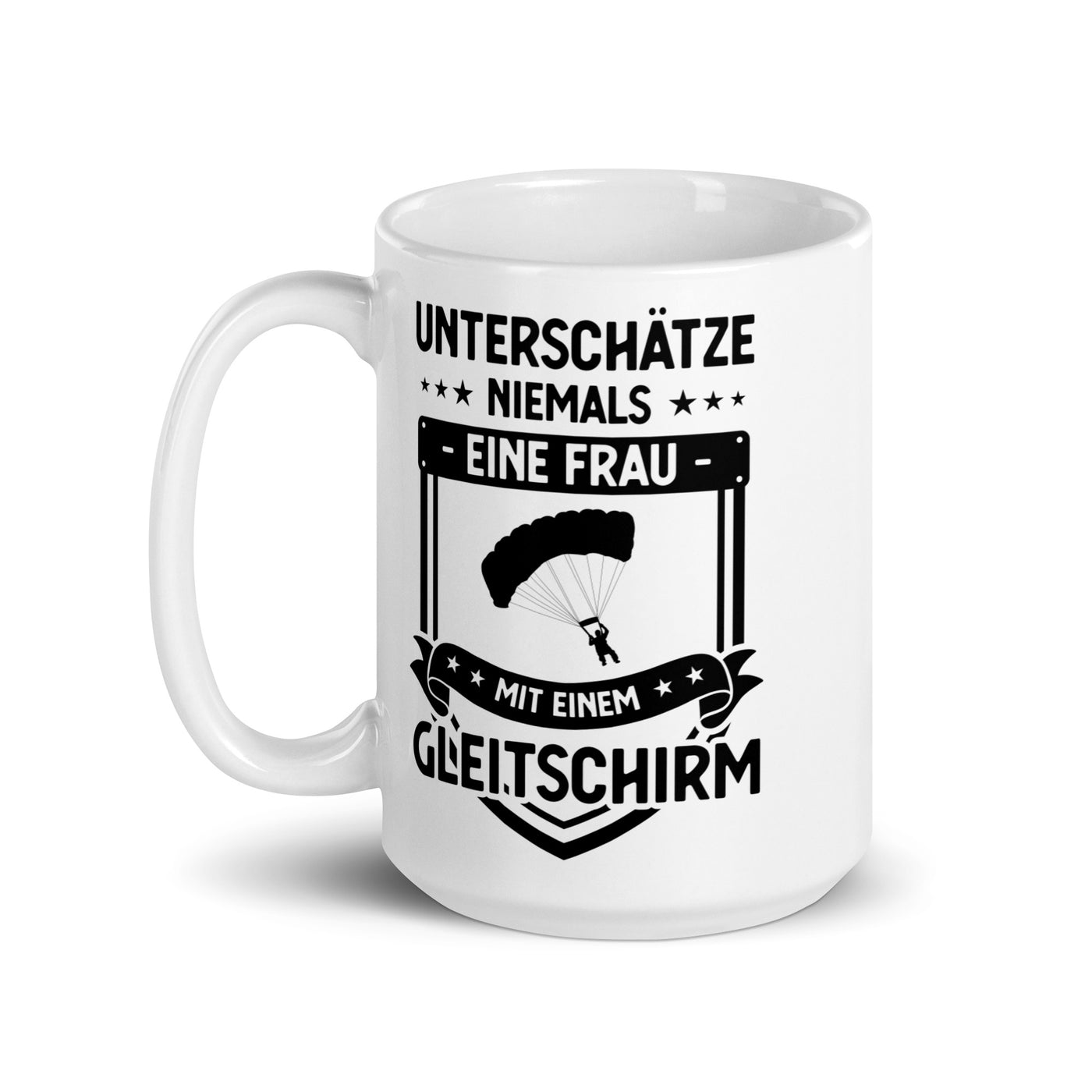 Unterschatze Niemals Eine Frau Mit Einem Gleitschirm - Tasse berge