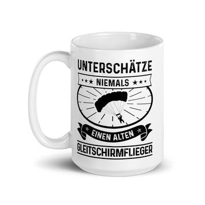 Unterschatze Niemals Einen Alten Gleitschirmflieger - Tasse berge