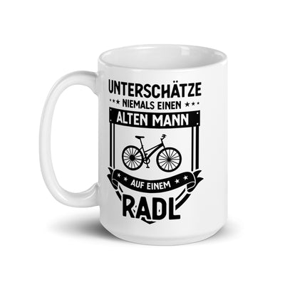 Unterschatze Niemals Einen Alten Mann Auf Einem Radl - Tasse fahrrad