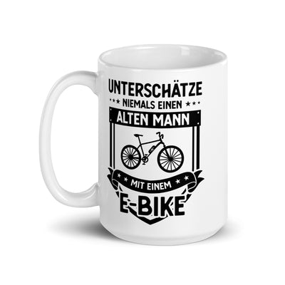 Unterschatze Niemals Einen Alten Mann Mit Einem E-Bike - Tasse e-bike